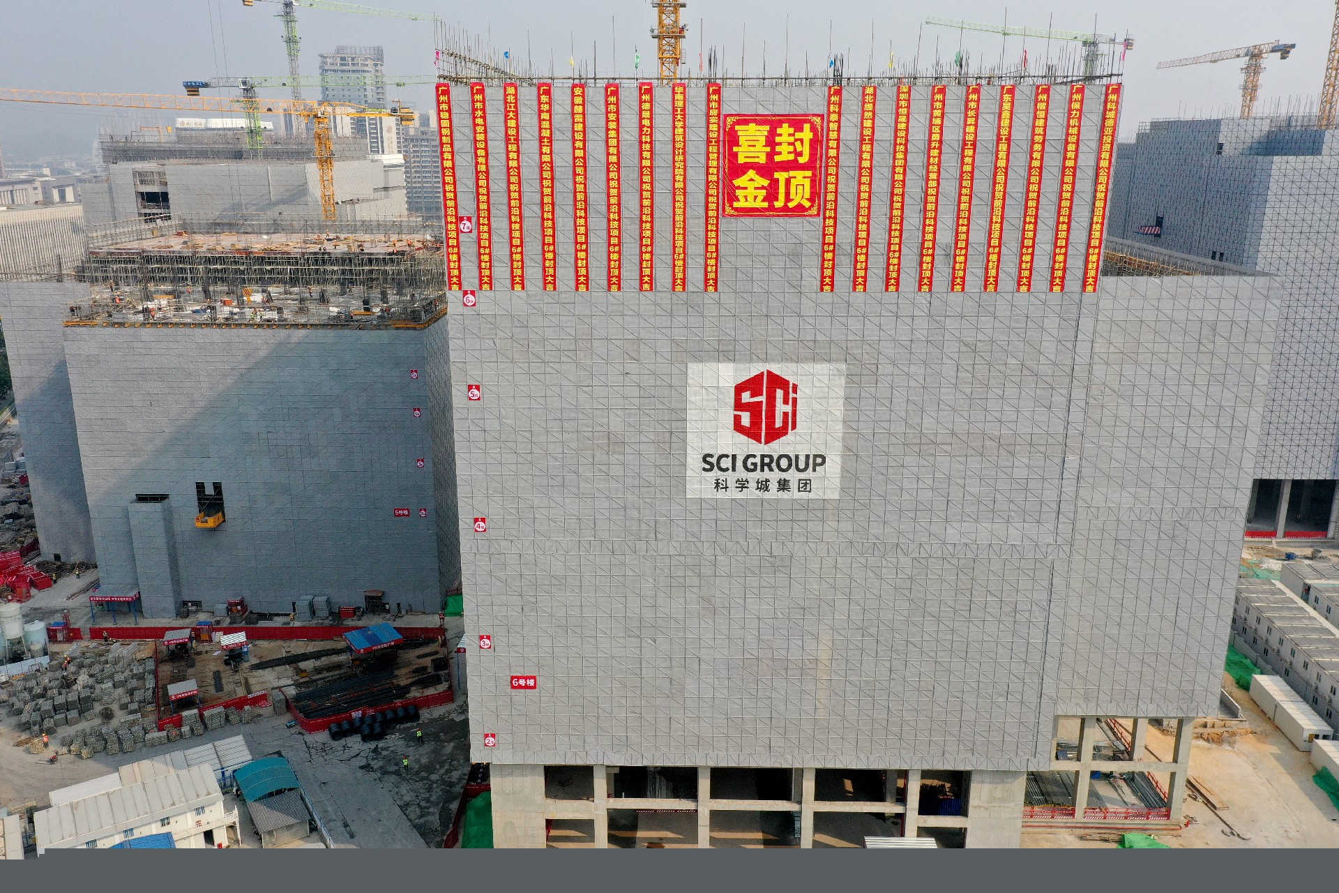 前沿封頂航拍_副本.jpg